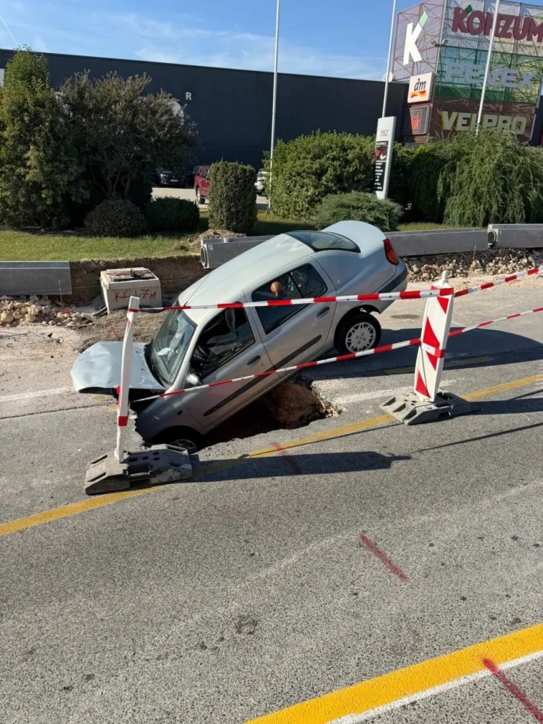 Automobil upao u rupu na cesti, stražnji dio ostao u zraku