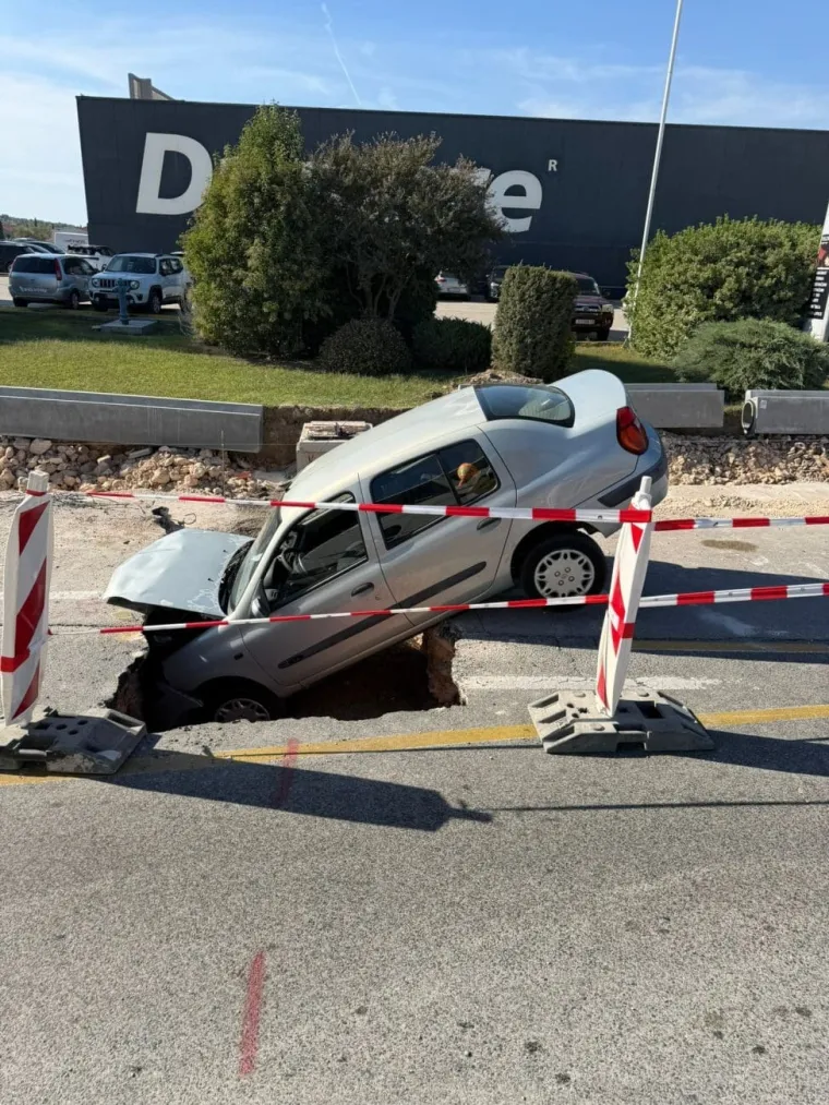 Automobil upao u rupu na cesti, stražnji dio ostao u zraku