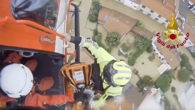 Širi se dramatičan video! Bujica opkolila mamu s bebom, s krova auta spasili je helikopterom