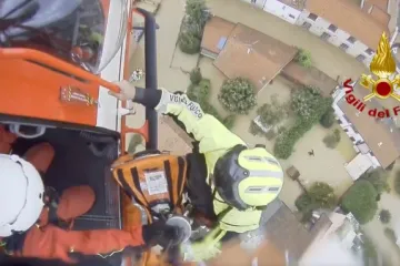 Širi se dramatičan video! Bujica opkolila mamu s bebom, s krova auta spasili je helikopterom