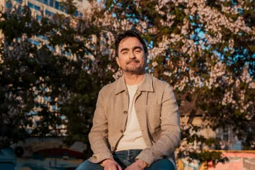 Premijera Joline pjesme 'Od malih nogu': Prvi put mu se pridružuju sin i kći