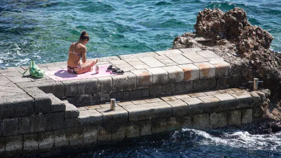 Brineta u roza bikiniju nije trebala nikoga: Ljepotica tamnog tena uživala u vlastitom društvu