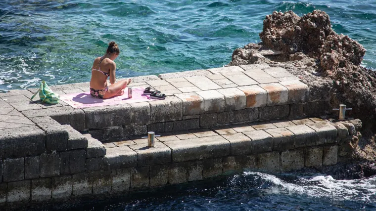 Brineta u roza bikiniju nije trebala nikoga: Ljepotica tamnog tena uživala u vlastitom društvu