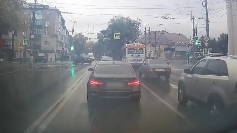 Bezobzirni vozač BMW-a pješacima pokvario kišno jutro, mnogi misle da je to učinio namjerno