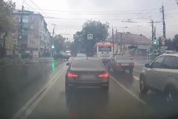 Bezobzirni vozač BMW-a pješacima pokvario kišno jutro, mnogi misle da je to učinio namjerno