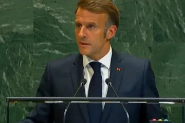 Macron 'bacio rukavicu' američkom predsjedniku: 'Ako želi osvojiti Nobelovu nagradu za mir...'