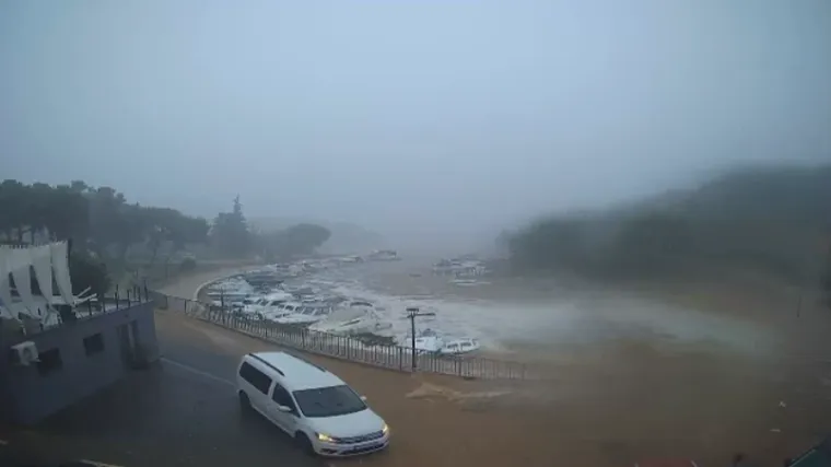 Nevrijeme poharalo Dalmaciju: Zatvoren dio magistrale, katamaranska linija u prekidu