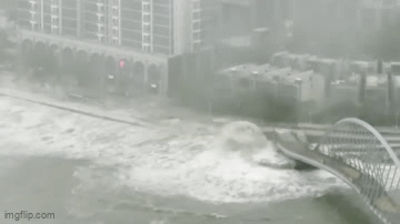 Dramatične snimke oluje koja hara sve pred sobom: Potopljene ceste, odnesena vozila i mrtvi...