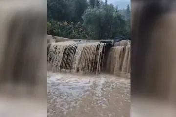 Kaos diljem obale: Potopljeni brodovi i brodice, kuće se branile zečjim nasipima