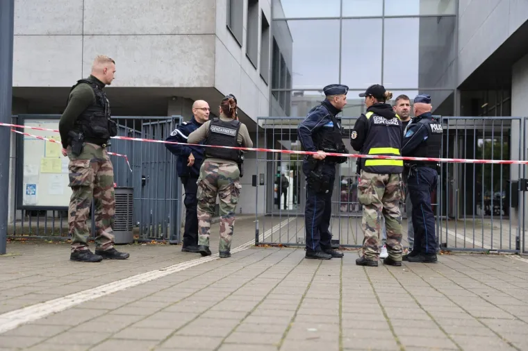 Ubo učiteljicu nožem u lice: Ranije izbačen iz škole zbog nacističkih crteža