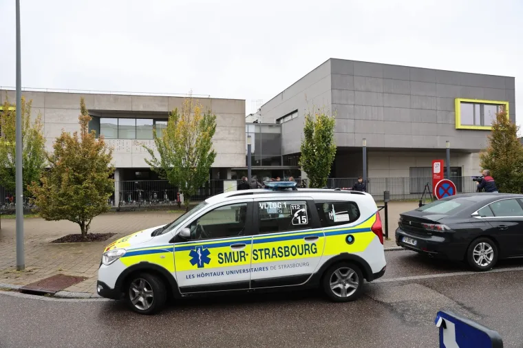 Ubo učiteljicu nožem u lice: Ranije izbačen iz škole zbog nacističkih crteža