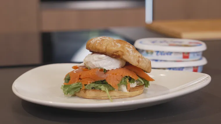 Raj za ljubitelje bogatih okusa: Sendvič sa sirom, avokadom, lososom, salatom i poširanim jajem