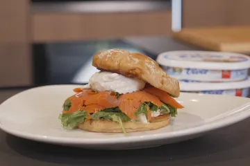 Raj za ljubitelje bogatih okusa: Sendvič sa sirom, avokadom, lososom, salatom i poširanim jajem