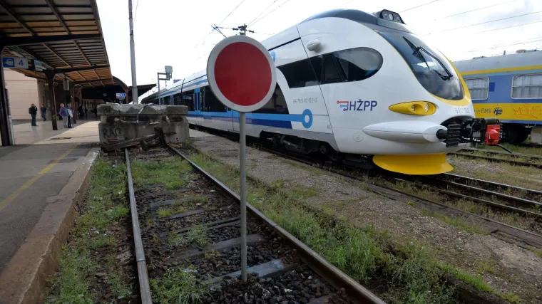 Trenuci straha kraj Požege: Putnički vlak naletio na osobni automobil!