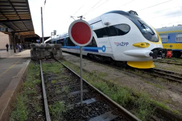 Trenuci straha kraj Požege: Putnički vlak naletio na osobni automobil!