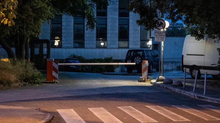 Djevojka krala, u bijegu za kosu počupala kćer poznatog nogometaša i gurnula je na cestu