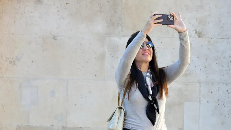 Koketna brineta bila je pravo osvježenje u Šibeniku: Nema tko se za njom nije okrenuo