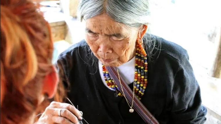 Prava anvantura: Sara je putovala 30 sati samo da bi se tetovirala kod 108-godišnje umjetnice