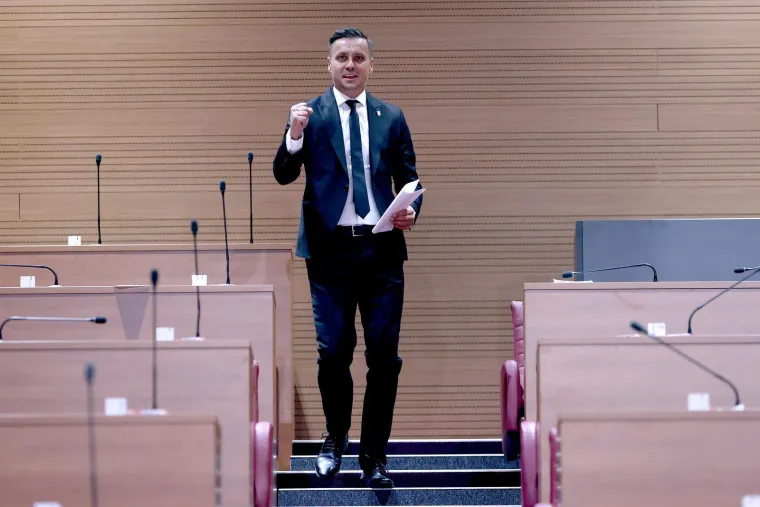 Sabor spojio vikend? Ovo je 'sedam veličanstvenih' koji su u petak ujutro došli na posao