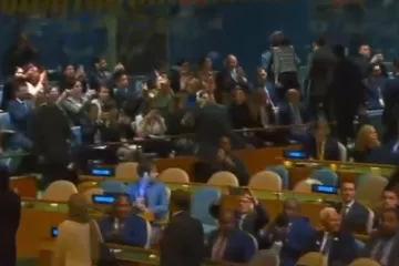 Pogledajte dramatičan trenutak u UN-u: Deseci delegata odlaze, Netanyahu zanijemio