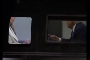 Čitač s usana otkrio što se stvarno dogodilo između Melanije i Trumpa: 'Pogledaj me, Donalde!'