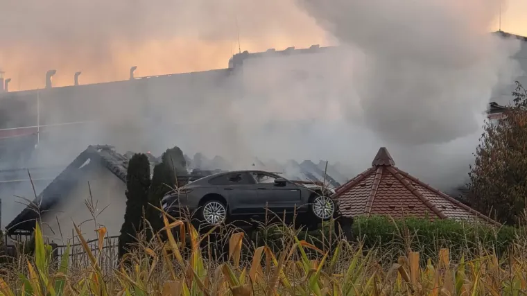Buktinja kod Požege: Izgorjeli skupocjeni automobili poznatog poduzetnika