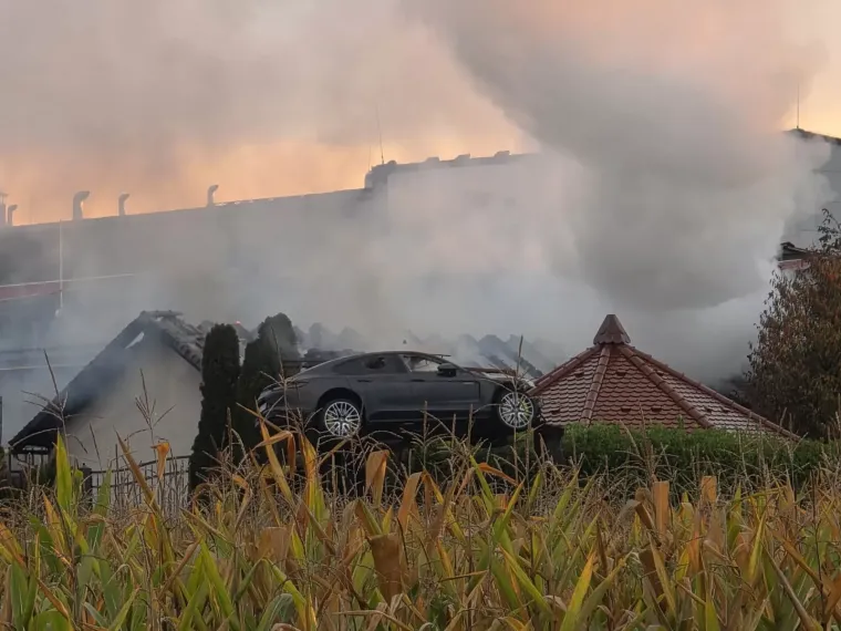 Buktinja kod Požege: Izgorjeli skupocjeni automobili poznatog poduzetnika
