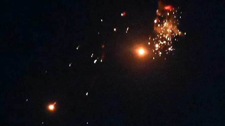 Nastavljaju se nemilosrdni ruski napadi: Gađaju infrastrukturu, a pogodili i stambenu zgradu