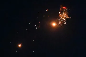 Nastavljaju se nemilosrdni ruski napadi: Gađaju infrastrukturu, a pogodili i stambenu zgradu