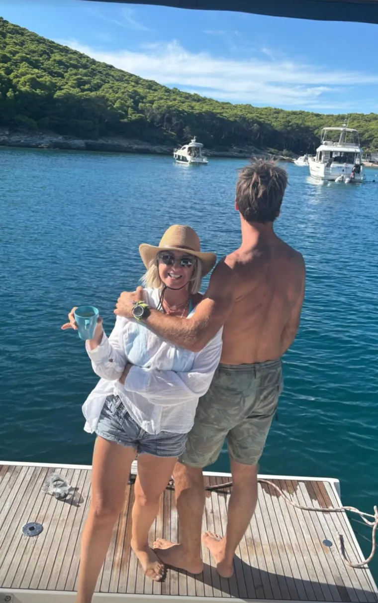 Danijelina objava u zagrljaju polugolog muškarca podigla prašinu: 'Jedini među ženama'