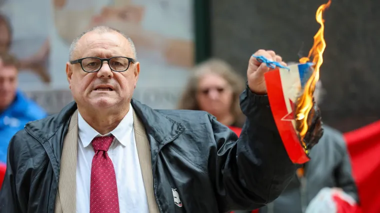 Pravaš Keleminec zapalio zastavu Hrvatske iz vremena SFRJ