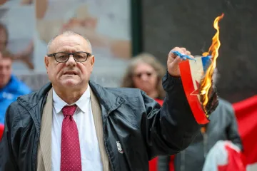 Pravaš Keleminec zapalio zastavu Hrvatske iz vremena SFRJ