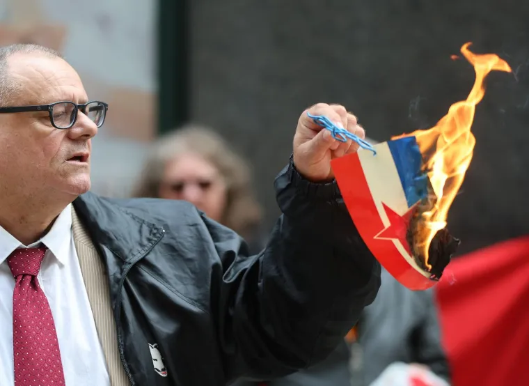 Pravaš Keleminec zapalio zastavu Hrvatske iz vremena SFRJ