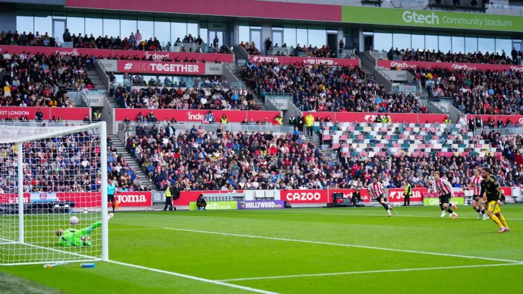 Brentford razbio Man United: Bivši golman Liverpoola obranio penal Fernandesu za ludnicu