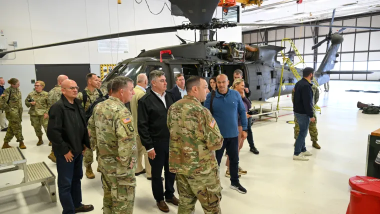 Milanović posjetio kamp s Bradleyjima i pohvalio hrvatske vojnike: 'Jedini u Europi imaju ovo'