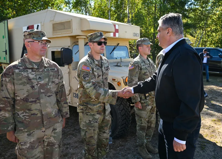 Milanović posjetio kamp s Bradleyjima i pohvalio hrvatske vojnike: 'Jedini u Europi imaju ovo'