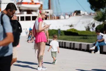 Pun Zadar zavodljivih djevojaka, ali plavuša u kratkoj ružičastoj suknji zna kako uzeti svu pažnju