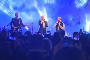 Gradonačelnik Pregrade popeo se na pozornicu pa zapjevao s Jelenom Rozgom! I pjevačica ga pohvalila