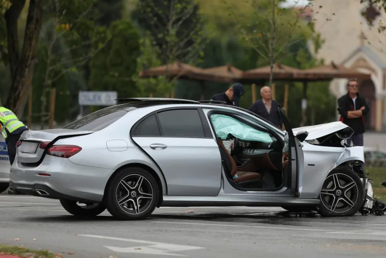 Dva Mercedesa smrskana nakon sudara: Stradao pas, vatrogasci izvlačili ženu