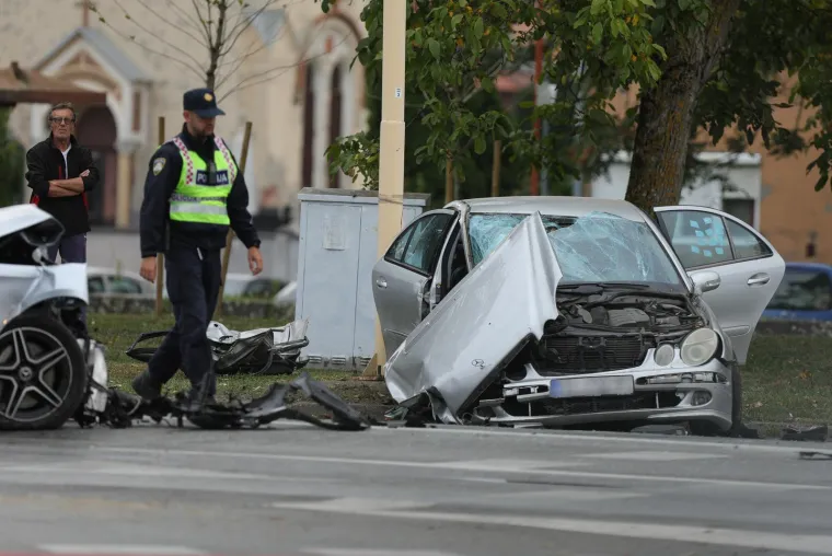 Dva Mercedesa smrskana nakon sudara: Stradao pas, vatrogasci izvlačili ženu