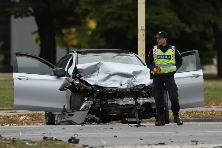 Dva Mercedesa smrskana nakon sudara: Stradao pas, vatrogasci izvlačili ženu