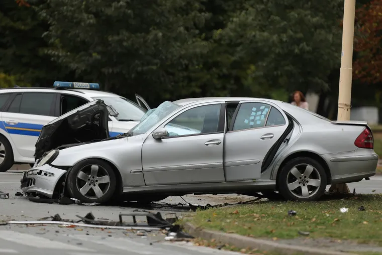 Dva Mercedesa smrskana nakon sudara: Stradao pas, vatrogasci izvlačili ženu