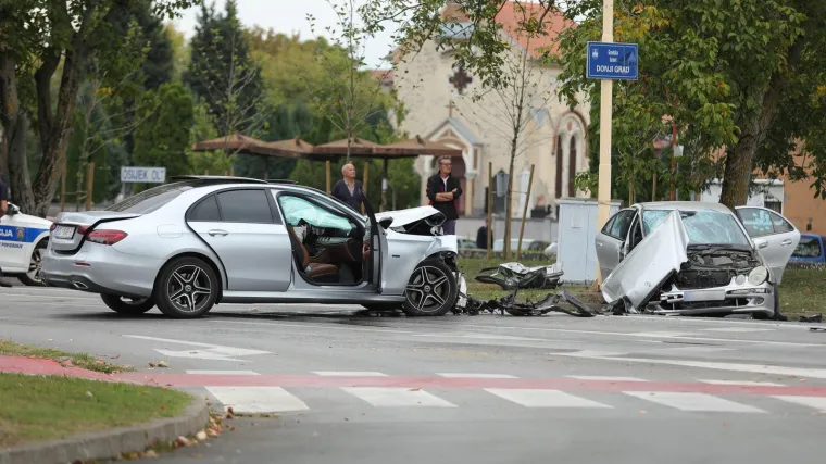Dva Mercedesa smrskana nakon sudara: Stradao pas, vatrogasci izvlačili ženu