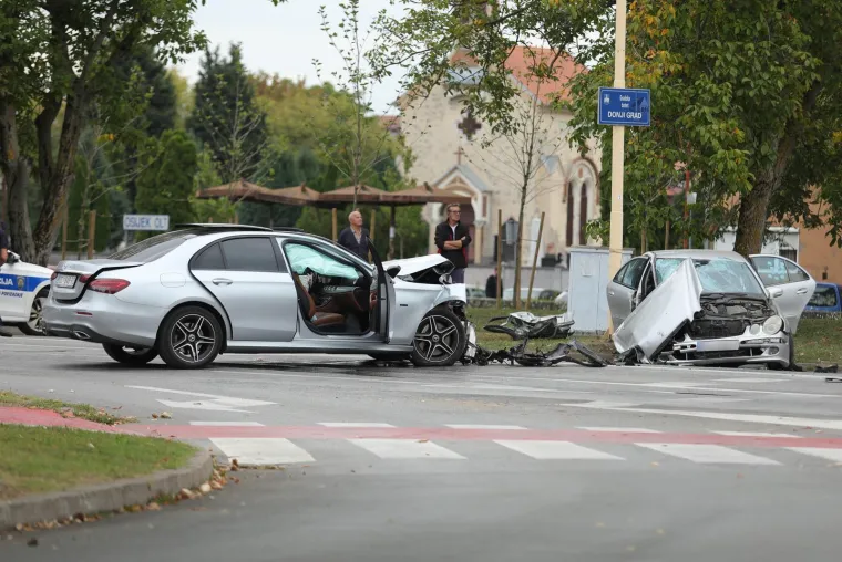 Dva Mercedesa smrskana nakon sudara: Stradao pas, vatrogasci izvlačili ženu