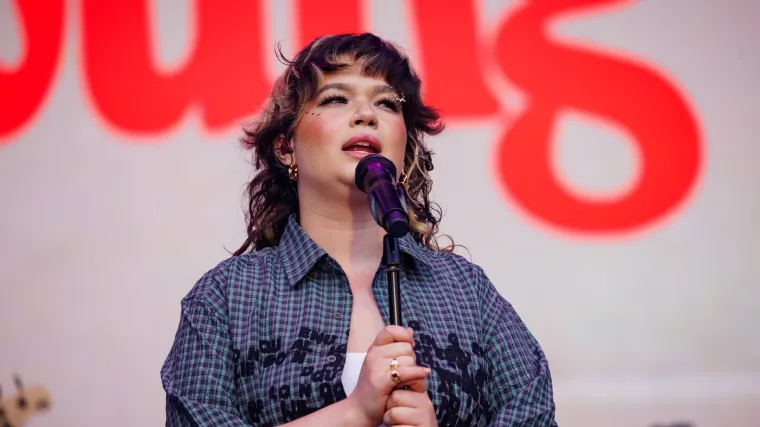 Isplivala jeziva snimka s koncerta: Pjevačica se iznenada srušila, publika počela vrištati