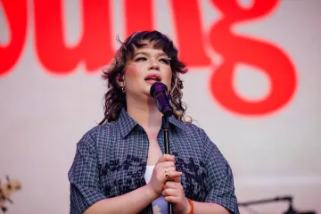 Isplivala jeziva snimka s koncerta: Pjevačica se iznenada srušila, publika počela vrištati