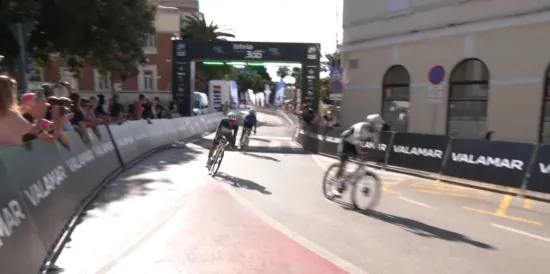 Arsenal golom u 96. minuti pobijedio u derbiju i približio se Liverpoolu