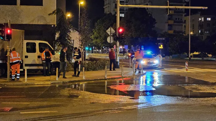 Pukla cijev na križanju Selske i Krapinske: 'Sve je pod vodom'