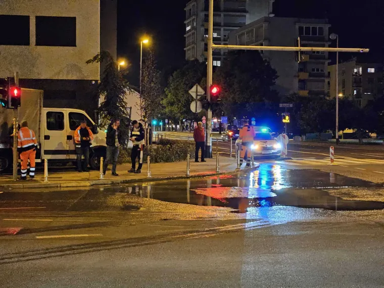 Pukla cijev na križanju Selske i Krapinske: 'Sve je pod vodom'