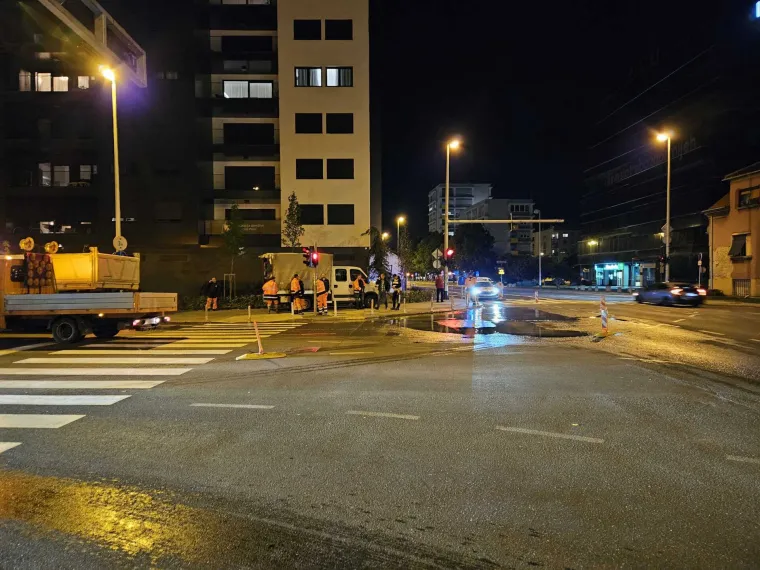 Pukla cijev na križanju Selske i Krapinske: 'Sve je pod vodom'